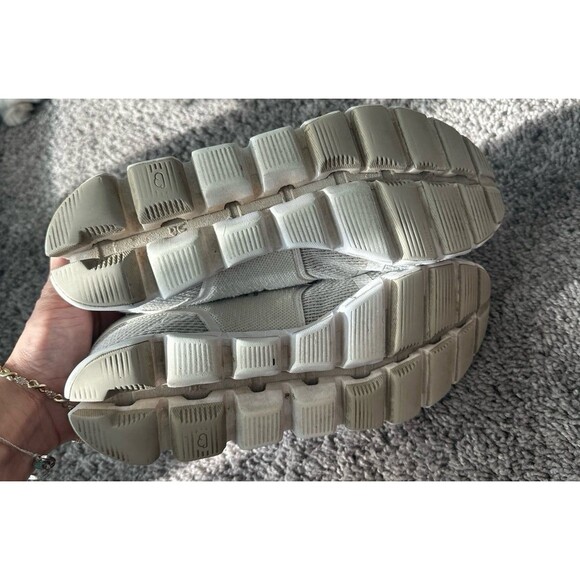 On Cloud white shoes - Picture 4 of 7